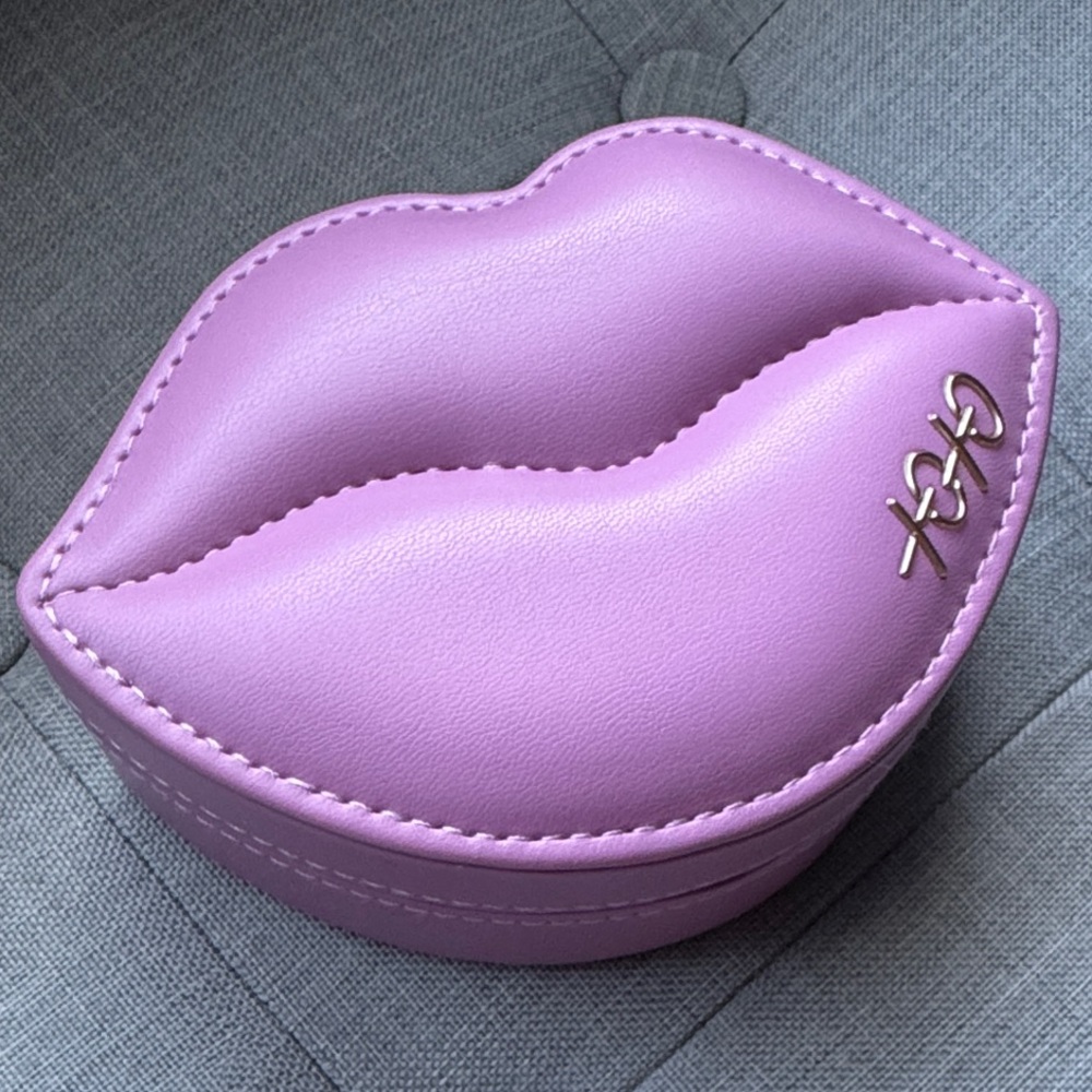 Lip Jewelry Storage Case - Picture 4 of 7